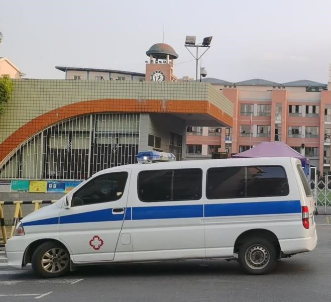 龙华救护车出租护送骨折病人一公里多少钱